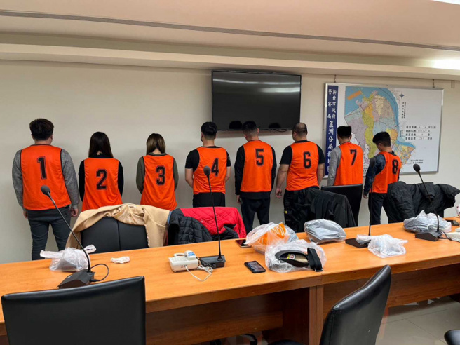 参与斗殴的双方都被带回警局。（图／翻摄画面）