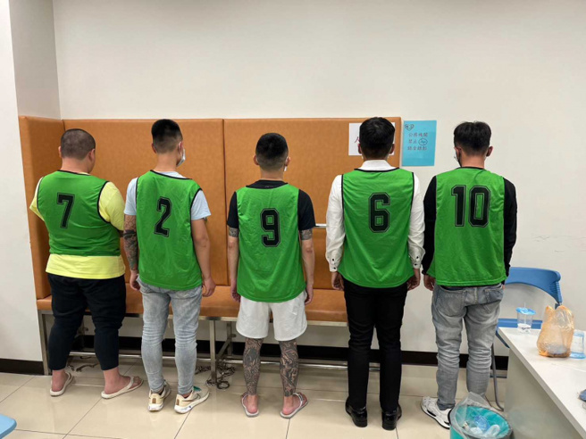 参与斗殴的双方都被带回警局。（图／翻摄画面）