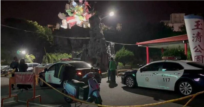 苗栗市玉清公园2名街友昨日持镰刀、酒瓶互相攻击，警方获报后派快打部队压制。（图／翻摄画面）