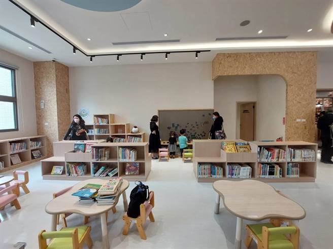 兒童閱讀區採階梯式書架。（陳慰慈攝）