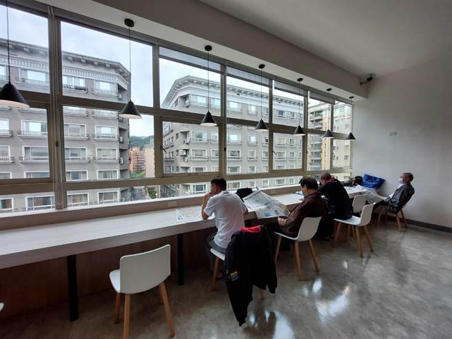 閱報區有大片窗戶，視野明亮。（陳慰慈攝）