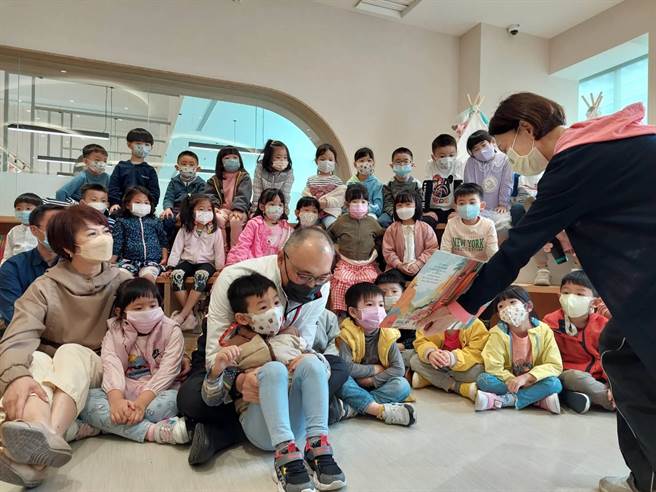 新北市副市長謝政達陪小朋友一起聽故事。（陳慰慈攝）