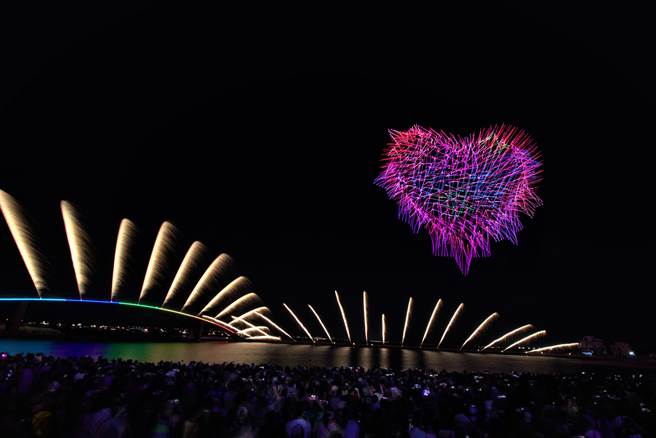 澎湖国际海上花火节将结合迪士尼百年庆典无人机主题，伴随着盛大烟火和迪士尼主题无人机灯光秀，带来一场专属澎湖的花火盛会。（张茂雄摄）