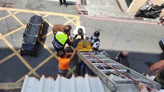 警消人员协助老翁脱困。（翻摄照片／高雄洪靖宜传真）