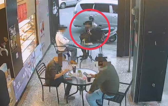 宜蘭縣警察局三星警分局計誘車手（紅圈者）出面取款，2名車手經檢方訊問後聲押獲准。（三星警分局提供／李忠一宜蘭傳真）