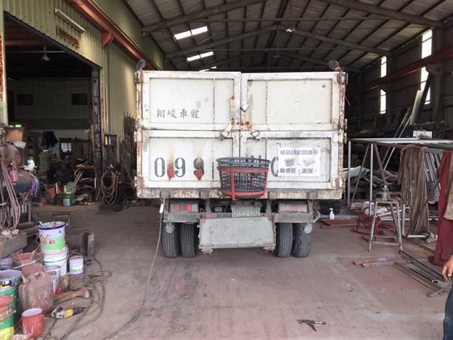 彰化县溪湖镇公所就在回收车后方制作铁架，挂上「专用收取篮，一来民眾丢取方便，二来清洁队员也方便收取，一举两得。(溪湖镇公所提供／吴建辉彰化传真)