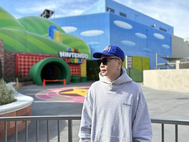 萧秉治到他最爱的环球影城放空。（相信音乐提供）