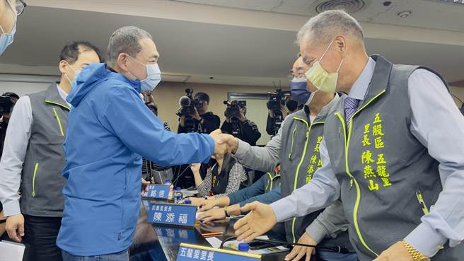 侯友宜到場後一一與里長打招呼。（呂健豪攝）