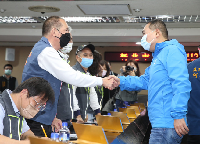 新北市長侯友宜25日參加112年市長五股區行動治理座談會議，侯友宜（右）向五股區里長握手致意。（陳怡誠攝）