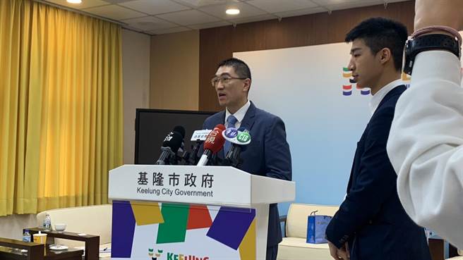 谢国梁表示，28日将会与市府局处首长一同出席铁道局的基隆捷运会议。（徐佑升摄）