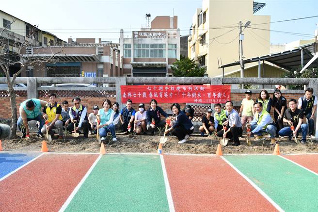 彰化市南兴国小25日上午举行70周年校庆，彰化县长王惠美等人与会。在现场与全校师生共同种下「希望之树」。（彰化县政府提供／吴建辉彰化传真）