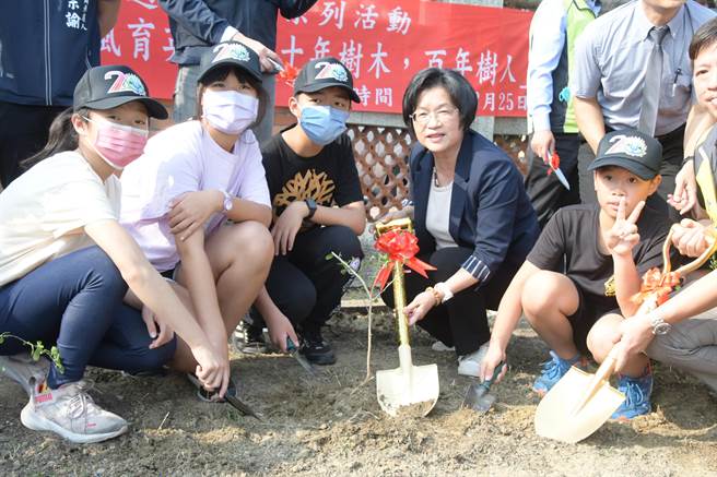 王惠美说，植树让环境更好、永续，也希望传承「十年种树、百年树人」的精神，更为南兴70种下美好的回忆。（彰化县政府提供／吴建辉彰化传真）