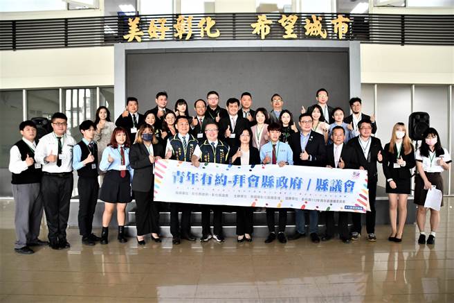 救國團彰化縣團委會25日帶著優秀青年代表到縣府拜會彰化縣長王惠美，會中提出多項縣政建議，包括彰化青年環島讓全國看見彰化、縣內優秀體育選手培育等建議，獲得王惠美好評。（彰化縣政府提供／吳建輝彰化傳真）