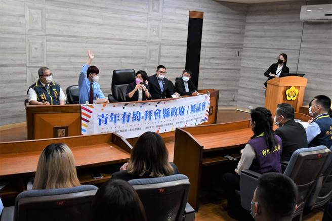 王惠美說，在青年節前夕與青年朋友有約，聽取建言，她認為青年創造時代，年輕朋友都相當有創意，要感謝救國團從各界徵選許多優秀青年，座談中聽取許多建言。（彰化縣政府提供／吳建輝彰化傳真）