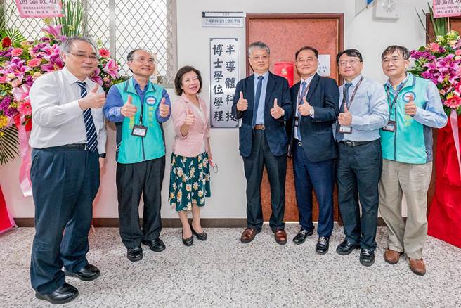 明新科大成立博士班，「半导体科技博士学位学程」正式挂牌，教育部技职司长杨玉惠（左三）和校长刘国伟（右四）等人揭牌。（明新科大提供／罗浚滨新竹传真）