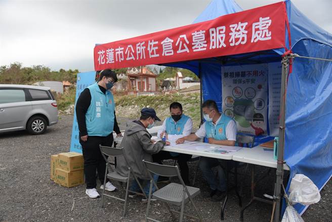 已禁葬的佐仓公墓，市公所清明节仍派员到场设置服务窗口，市长魏嘉彦（左）今天也到场关心（花莲市公所提供／王志伟花莲传真）