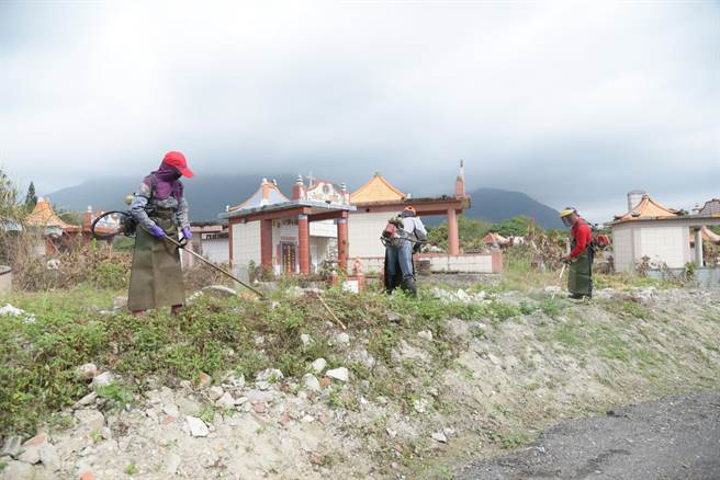 清明节将届，市公所殡葬管理所派员执行B区及C区除草清洁以及环境消毒工作。（花莲市公所提供／王志伟花莲传真）