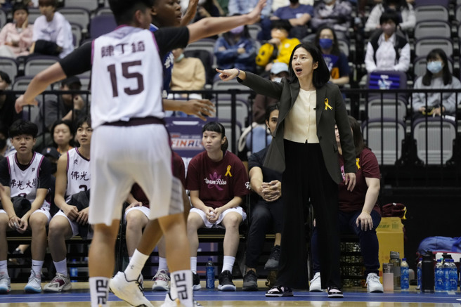 佛光大学别上黄丝带，纪念今年仙逝的星云大师。（大专体总提供）