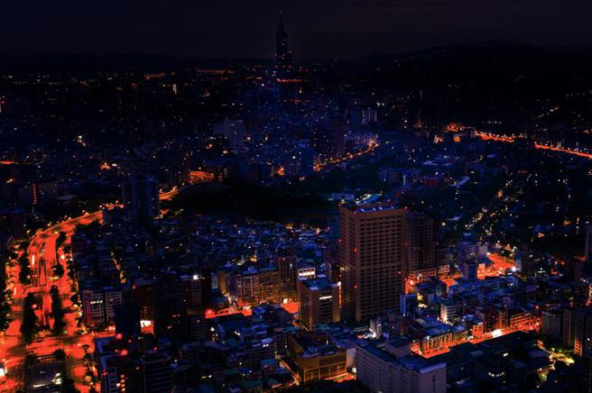 （台電今晚響應國際關燈日，將與台北101等知名地標、企業商家，一起在晚上8點半至9點半響應關燈節電。圖為台電大樓先前響應資料照。圖／台電提供）