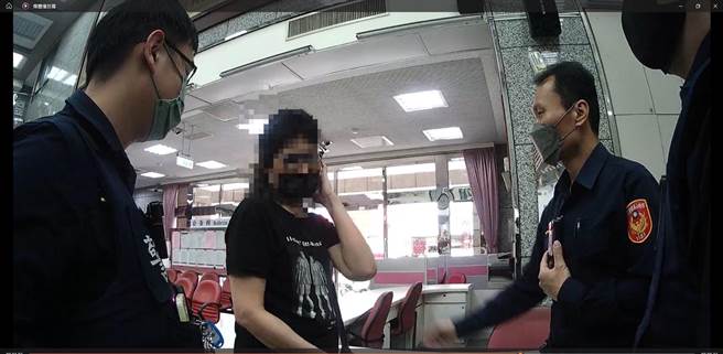 头份警分局头份所员警阻止李姓女子被骗。（头份警分局提供／谢明俊苗栗传真）