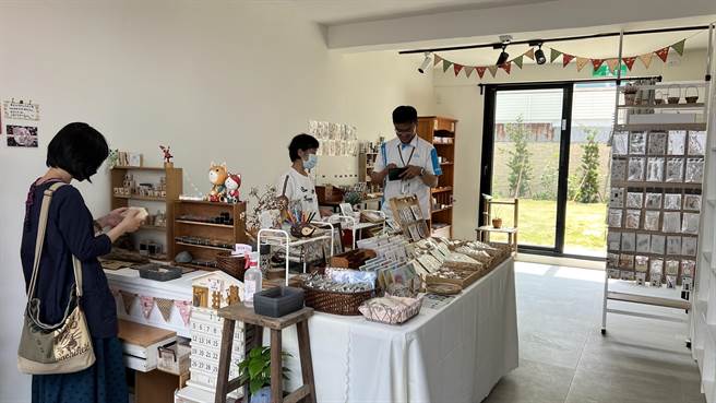 今天开幕时，吸引不少民眾入场参观。（张毓翎摄）