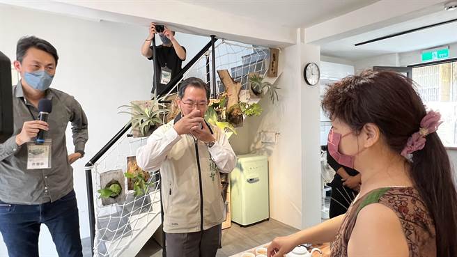 台南市政府副秘书长王扬智（左二）到场参观品茗。（张毓翎摄）