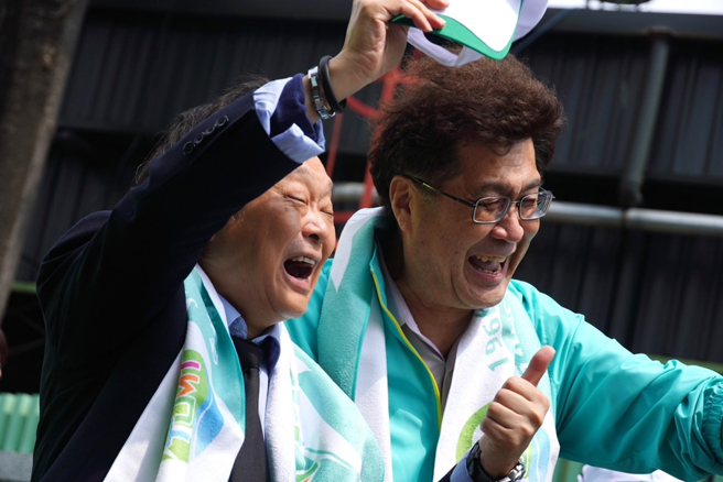 台北海洋科技大学董事长林世宗（右）与台北市议员王世坚同框灿笑。（图／台北海洋科技大学提供）