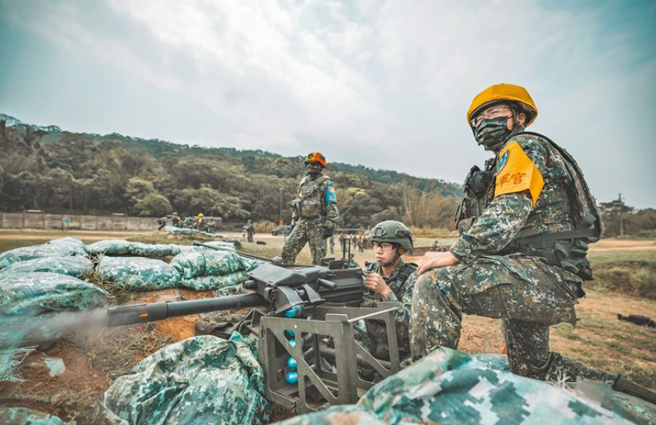 总统府禁卫军实弹射击鑑测，展现卫戍中枢火力。(青年日报提供)