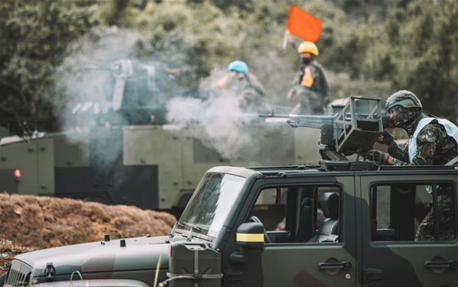 总统府禁卫军实弹射击鑑测，展现卫戍中枢火力。(青年日报提供)