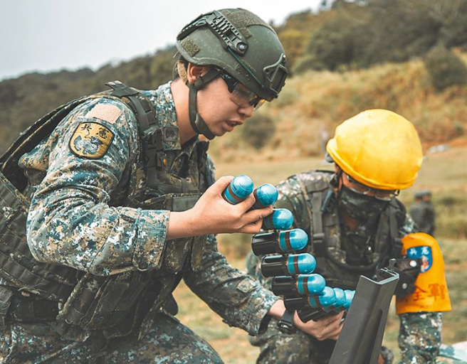 总统府禁卫军实弹射击鑑测，展现卫戍中枢火力。(青年日报提供)