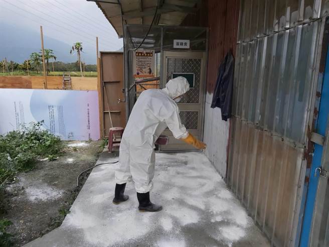 防禽流感，县府发送生石灰等装备到家禽场，协助场区消毒。（花莲县府提供／王志伟花莲传真）