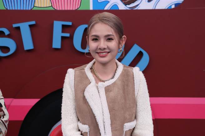 鲔鱼说家人很反对她进演艺圈，甚至常用言语羞辱她。（中天综合台提供）