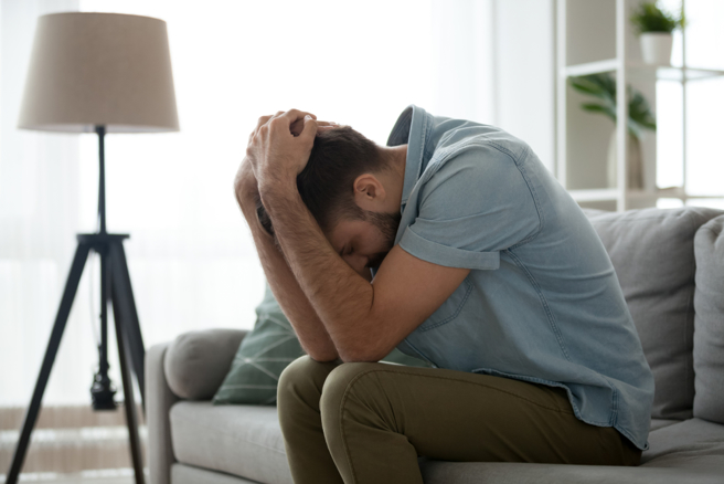 华尔街日报与美国民意研究所公共事务研究中心（NORC）从1972年起调查美国民眾的幸福感，但这次仅12%的受访者觉得自己「非常开心」，创调查以来最低；1/3受访者表示自己「不太开心」则是调查以来最高。(示意图/shutterstock)