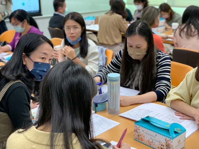 教育局办理转衔筹备会，由专辅教师、学校社工师、学校心理师督导分别带领讨论。(照片/新北教育局提供)