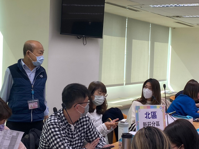 北区新庄分区承办学校讨论辅导转衔，教育局副局长欧人豪(左)鼓励辅导人员引领孩子迈向下一教育阶段。(照片/新北教育局提供)