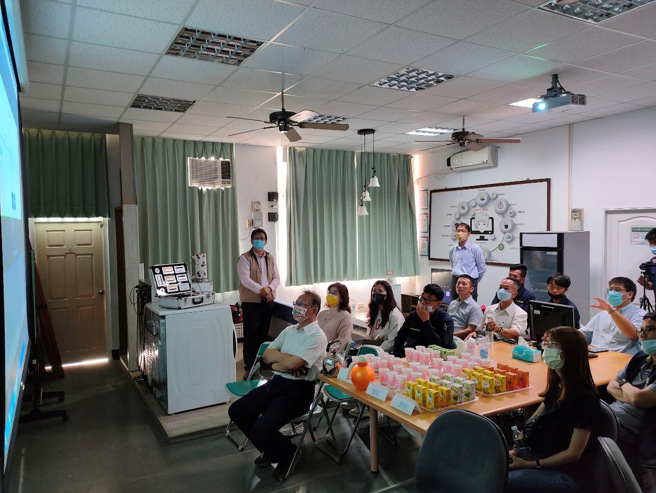 高苑科技大学于3月24日(五)邀请屏东县工务处、佑陞建设有限公司、利威廉建设开发有限公司、和昌建设、龙陞开发有限公司的高层至高苑科大实地参观新设置的「智慧宅」功能。(照片/高苑科大提供)

