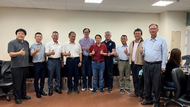 高苑科大代理校长张宏宇与参与建商及杨处长合影。(照片/高苑科大提供)