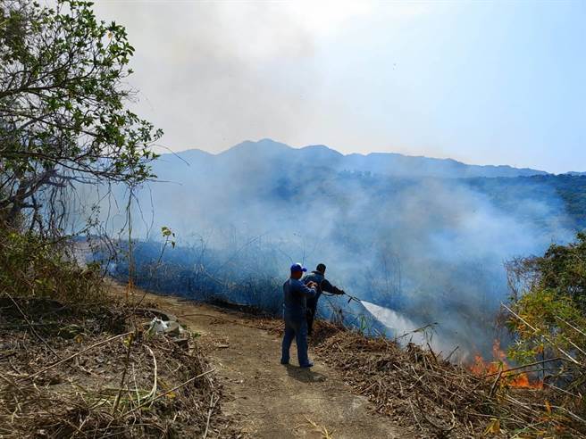 南市消防一大队呼吁民眾清明祭祖扫墓应避免燃烧杂草，整理农田及空地枝叶更要与时俱进「除草不用火」。（读者提供／张毓翎台南传真）