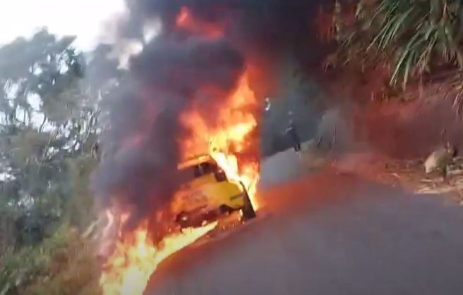 廖老大所属的D2车队今(25)日在台东太麻里金针山参加拉力赛，其比赛车辆在行驶途中突然起火，最后整辆车烧成骨架。（翻摄自影片）