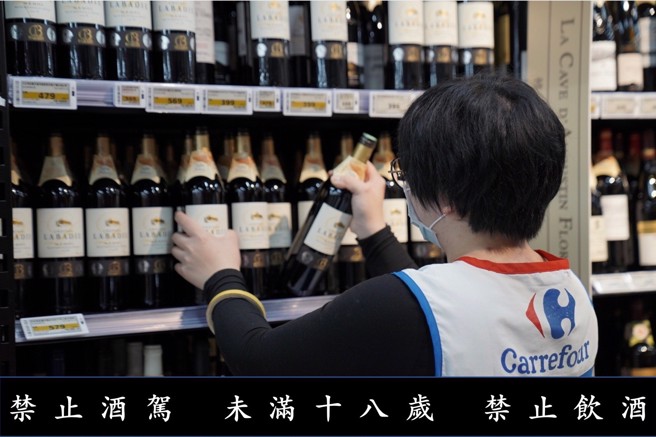 高CP值禾法颂波尔多梅多克拉巴帝中级酒庄红酒，家乐福独家贩售。（图/业者提供）