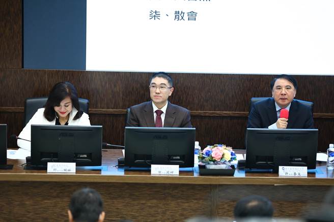 基隆市长谢国梁（中）、海洋大学校长许泰文（右）以及副市长邱佩琳（左）和各局处首长，共同参与首届「市海再生平台」会议。（基隆市政府提供／徐佑升基隆传真）