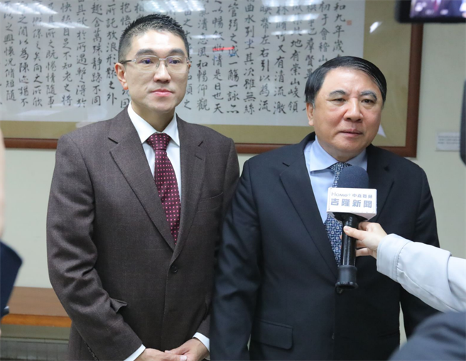 谢国梁（左）表示，希望能借助海大团队专业，让基隆变成真正的海洋开放城市，海大校长许泰文（右）也表示会积极合作。（徐佑升摄）