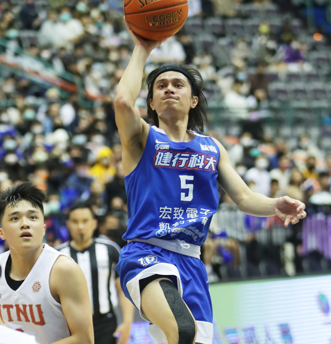 健行高锦玮拿下10分、6篮板、4助攻，助队前进UBA公开男一级冠军赛。（季志翔摄）