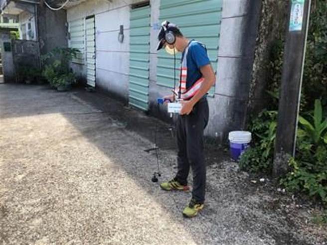 自来水公司与台中市府合作，透过「AI人工智慧测器」建构资料库，利用透地雷达判断地底水管漏水情况。(台中市府提供)