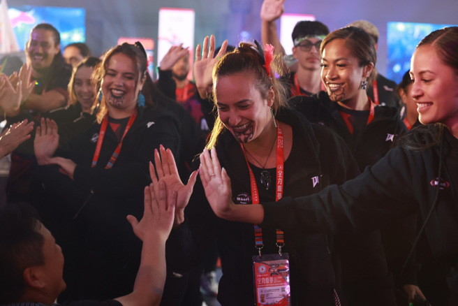 全国原住民族运动会开幕典礼，受邀来台的纽西兰毛利族（Māori）画上传统纹面高举旗帜入场，精神欢呼惊艳全场。（台北市政府提供）