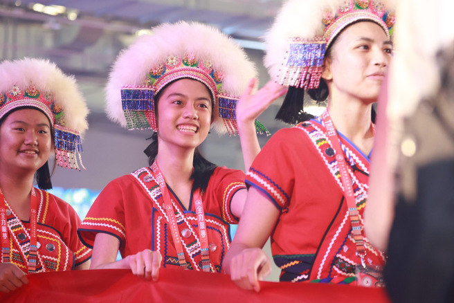 各县市代表队穿上原住民传统服饰参与盛会。（台北市政府提供）