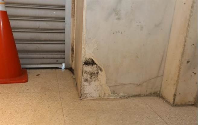 ▲图为梁柱明显斑驳发霉之缺失。（徐佑升摄）