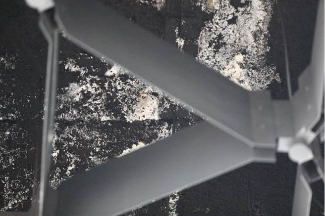 ▲图为天花板明显斑驳发霉之缺失。（徐佑升摄）