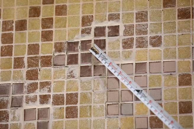 ▲图为墙面磁砖色差且施工粗糙之缺失。（徐佑升摄）