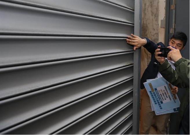 ▲图为铁卷门内外装反之缺失。（徐佑升摄）